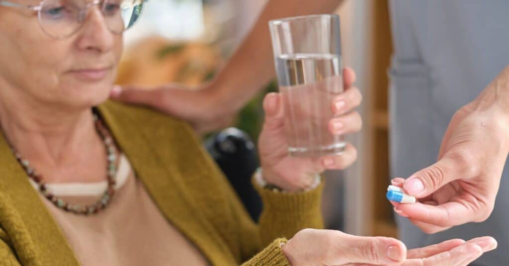 Worrying About Mom's Summer Meds? How Assisted Living Can Help 2 assisted living