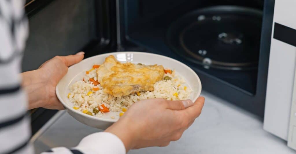 Tired of Worrying About Mom's Meals? How Assisted Living Can Help 2 assisted living